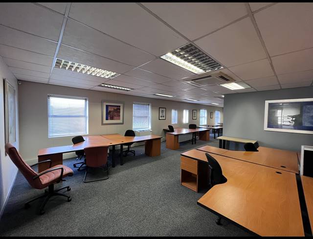 296M² OFFICE TO LET IN KENILWORTH